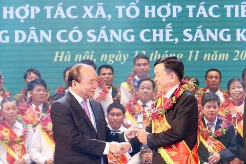 越南政府总理阮春福向优秀代表颁发奖励（图片来源：越通社）