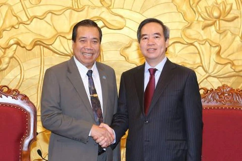 越共中央经济部部长阮文平会见老挝农村发展和扶贫委员会副主任童旺 · 维拉赫旺（图片来源：越通社）