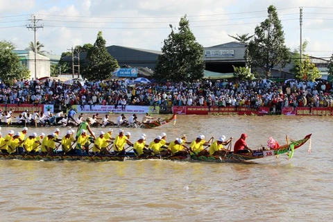 拜月节的划船比赛（图片来源于网络）