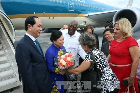 附图：陈大光主席和夫人一行抵达古巴何塞·马蒂国际机场（图片来源：越通社）