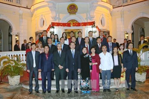 陈大光和夫人与越南驻古巴大使馆工作人员、旅古越侨和留学生代表合影（图片来源：越通社）