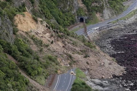 新西兰发生强震使道路严重受损。