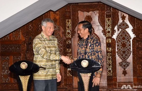 印尼总统佐科（右）与新加坡总理李显龙（左）（图片来源：http://www.baobinhdinh.com.vn/）