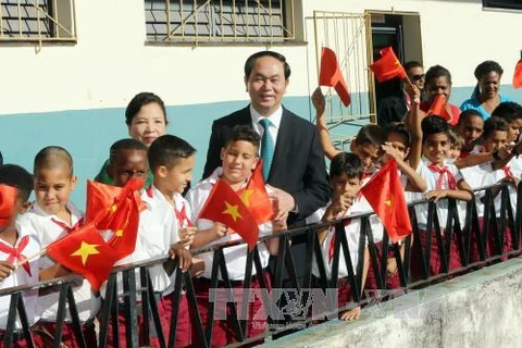 越南国家主席陈大光与夫人参观古巴哈瓦那阮文追小学校（图片来源：越通社）