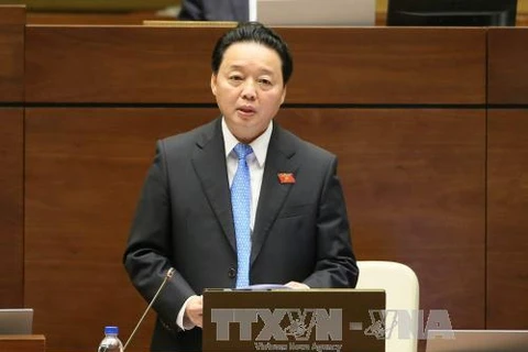 国会代表听取自然资源与环境部部长陈红河回答国会代表的质询。