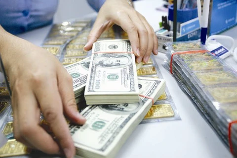 18日越南各家商业银行的越盾兑美元中心汇率继续大幅度波动。