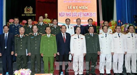 张和平副总理同参与开学典礼代表合影留念。（图片来源：越通社）