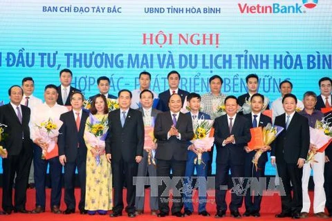 阮春福总理同和平省企业家代表合影（图片来源：越通社）