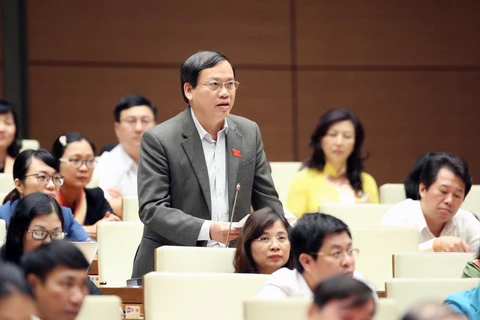 越南国会代表在会上对政府总理进行质询（图片来源：越通社）