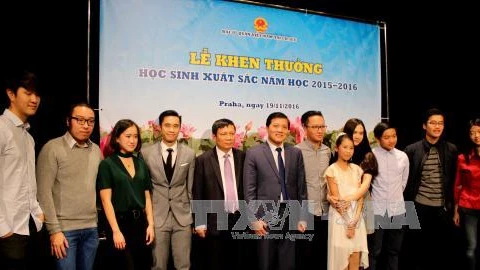 2015-2016学年越南优秀学生表彰大会在捷克举行（图片来源：越通社）