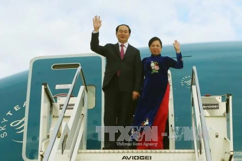 陈大光主席​与夫人乘坐专机抵达罗马钱皮诺国际机场（图片来源：越通社）