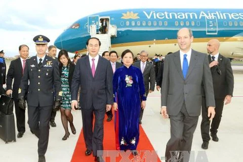 当地时间11月21日下午，陈大光主席一行乘坐的专机抵达罗马钱皮诺国际机场。