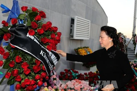 ​越南国会主席阮氏金银向古巴领袖菲德尔·卡斯特罗·鲁斯遗体敬献花圈（图片来源：越通社）