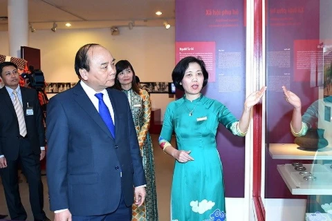 越南政府总理阮春福参观越南妇女博物馆