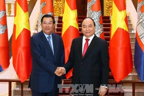 越南政府总理​阮春福与柬埔寨首相洪森会谈前合影（图片来源：越通社）