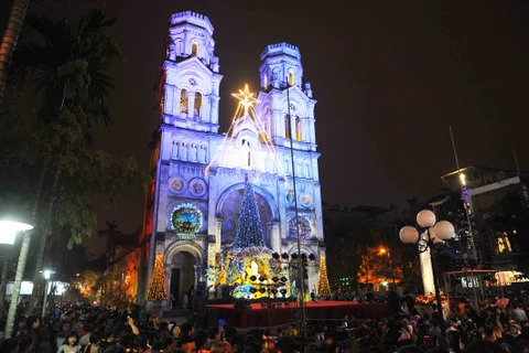 河内市信教群众及人民上街欢度圣诞节（图片来源：越通社）