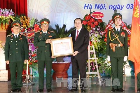 陈大光主席向越南国防学院颁发《一级独立勋章荣誉证书》（图片来源：越通社）