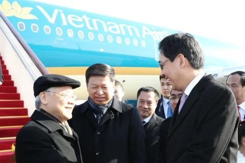 中共中央对外联络部部长宋涛等来到机场迎接阮富仲一行。