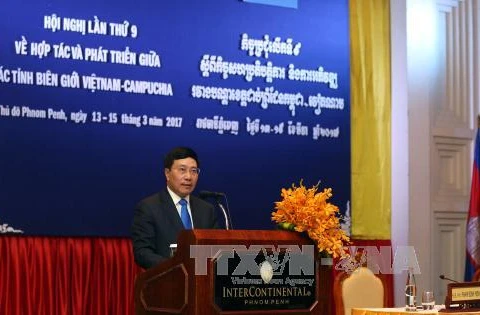 越南政府副总理兼外长范平明在第9次越柬边境省合作与发展会议上致辞。