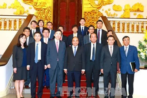 越南政府总理阮春福与韩国外交部长尹炳世合影。