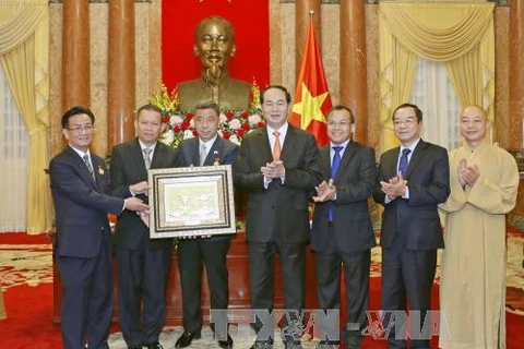 越南国家主席陈大光向旅居泰国越南人代表团赠送礼物。