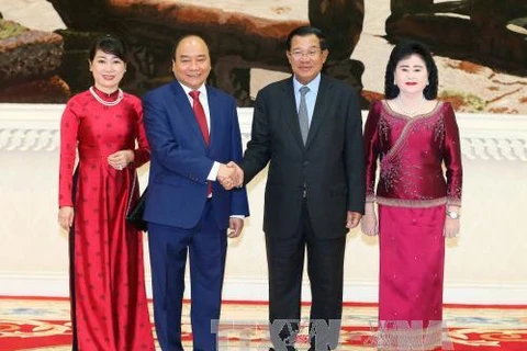 阮春福总理夫妇与洪森首相夫妇合影。