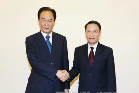 越共中央委员、越南通讯社社长阮德利与新华社社长蔡名照。