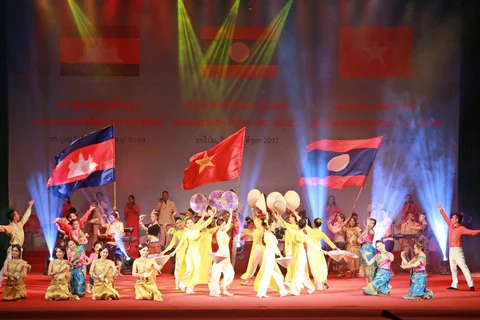 “越老柬三国深浓友谊”艺术交流活动的表演节目。（图片来源：越通社）