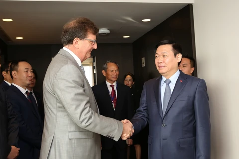 越南政府副总理王廷惠会见《越南-欧盟自由贸易协定》欧盟谈判代表团团长毛罗·佩特修尼。（图片来源：越通社） 