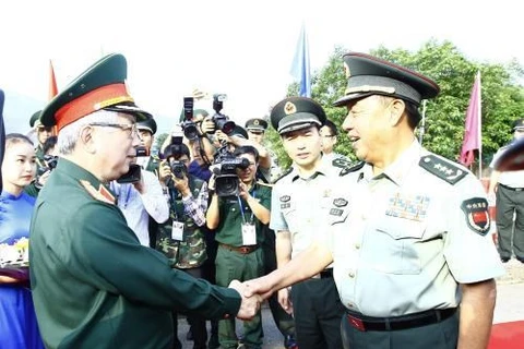 越南国防部副部长阮志咏欢迎中国代表团。（图片来源：越通社）