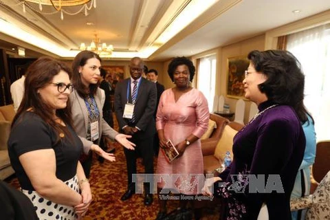 越南国家副主席邓氏玉盛会见前来出席2017年亚太经合组织妇女与经济公私对话的代表。（图片来源：越通社）
