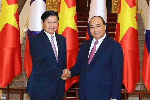 越南政府总理阮春福与老挝总理通伦·西苏里。