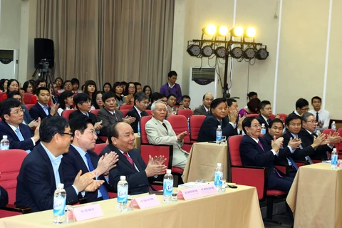 越南政府总理阮春福出席越南国家行政学院2017-2018学年开学仪式。（图片来源：越通社）