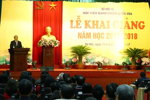 阮春福在越南国家行政学院2017-2018学年开学典礼上致辞。