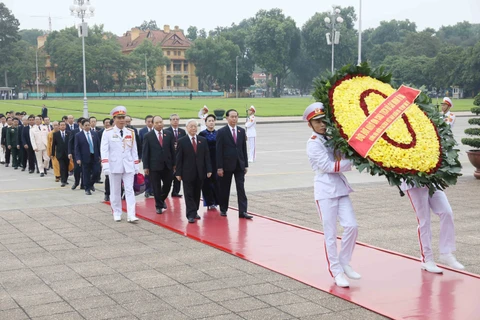 越南共产党和国家领导同第十四届国会代表前往胡志明主席陵墓敬献花圈（图片来源：越通社）