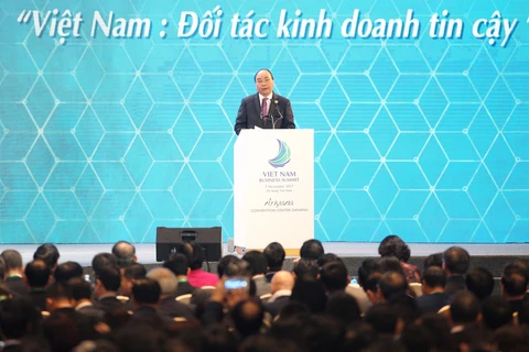 越南政府总理阮春福出席2017年越南商务峰会