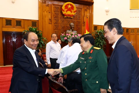 越南政府总理阮春福分别同安江省和老街省骨干领导举行工作会谈（组图）
