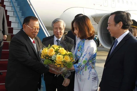 老挝人民革命党中央总书记、国家主席本扬·沃拉吉抵达河内 开始对越南进行正式友好访问（组图）
