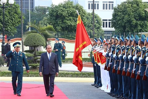 越南政府总理阮春福走访防控空军军种（组图）