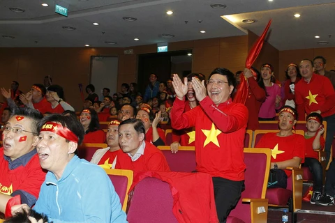 越南球迷们以不同的形式为越南U23足球队助威（组图）