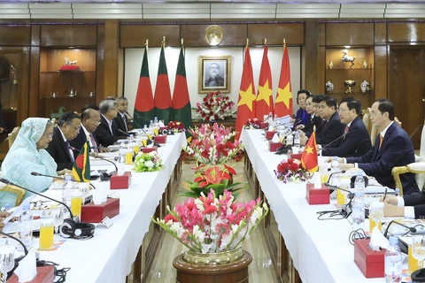 越南国家主席与孟加拉国总理谢赫•哈西娜举行会谈