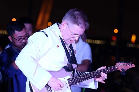美国海军第七舰队乐队举行文艺演出 与岘港市民和游客亲切交流（组图）