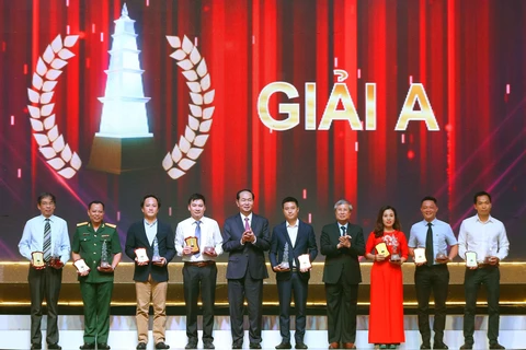 越共中央总书记阮富仲等党和国家领导出席2017年第十二届国家新闻奖颁奖仪式（组图）