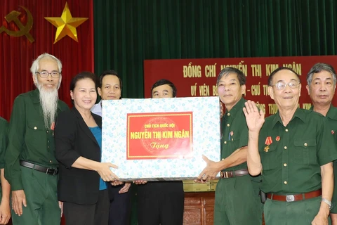 越南国会主席阮氏金银向河南省伤残军人赠送慰问品