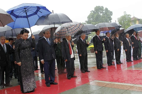 越南党和国家领导人向英雄烈士敬献花圈（组图）