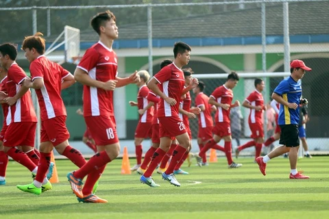 印尼第18届亚运会: 越南国家奥林匹克足球队在与巴基斯坦球队角逐之前进行赛前热身训练（组图）