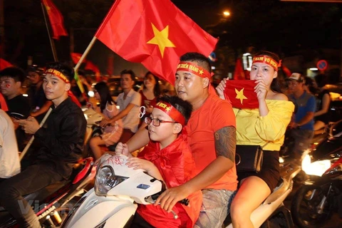 越南全国数万名球迷涌上街头庆祝越南国奥队晋级亚运会半决赛（组图）