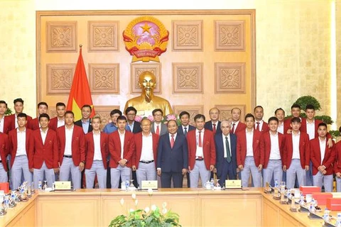 阮春福总理会见参加第18届亚洲运动会的越南体育代表团优秀运动员和教练员（组图）