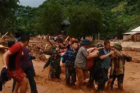 越南清化省山区县遭洪涝灾害 多地被包围孤立（组图）