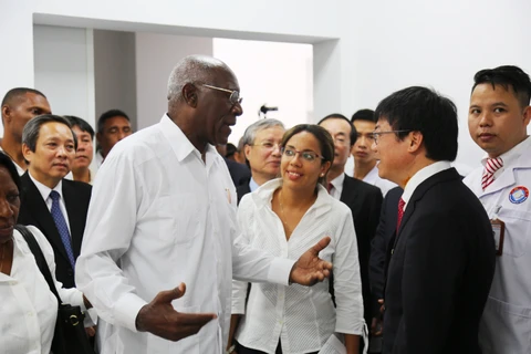 古巴党和政府代表团访问广平省越南古巴友谊医院